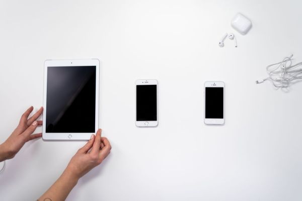 Comment synchroniser automatiquement les notes entre un iPad et un iPhone sans utiliser iCloud?