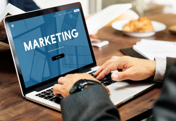 Quels outils de marketing digital recommanderiez-vous pour une entreprise de services de conception de sites web?