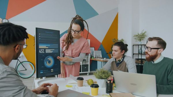 Quels sont les avantages de l'utilisation des technologies de big data pour les analyses prédictives dans le secteur de la vente au détail ?