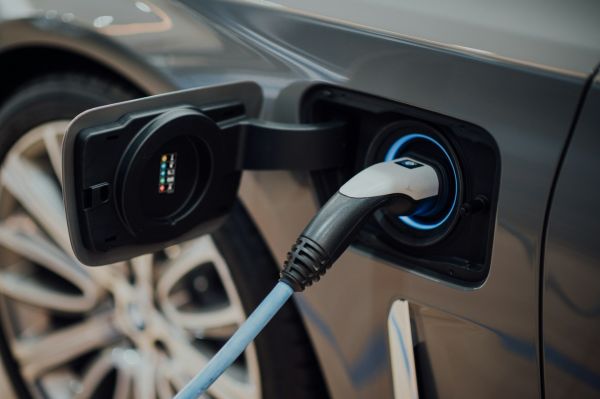 Quels sont les avantages des bornes de recharge rapide pour véhicules électriques?